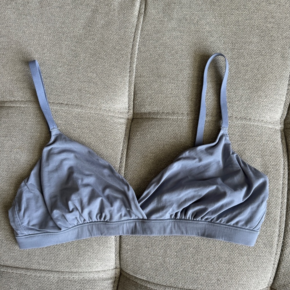 SKIMS FITS EVERYBODY CROSSOVER BRALETTE | SLATE | M